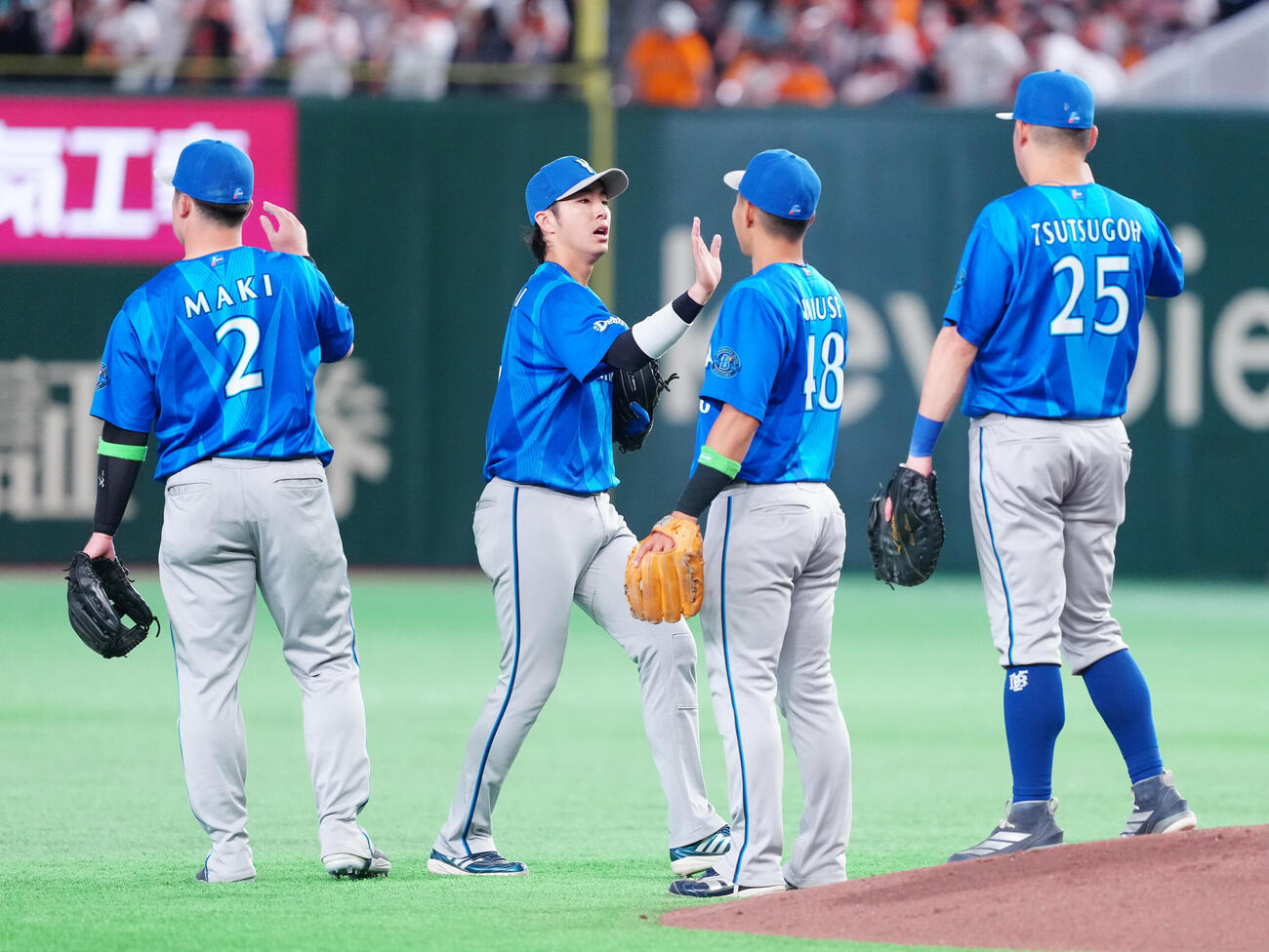 巨人対DeNA　巨人に勝利しナインとタッチを交わすDeNA度会隆輝（中央）（撮影・鈴木みどり）