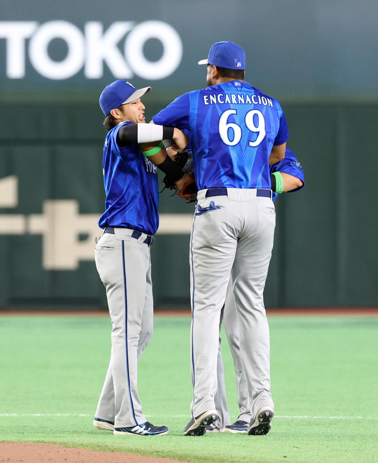 巨人対DeNA　初戦を制し、抱擁で喜び合うDeNA度会隆輝（左）ら（撮影・浅見桂子）