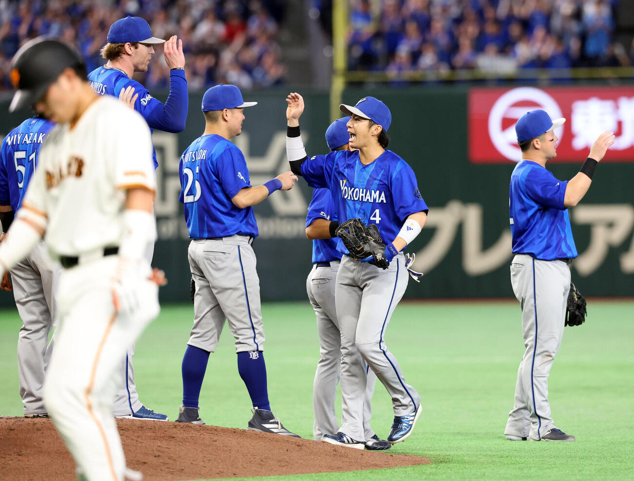 巨人対DeNA　初戦を制し、ハイタッチで喜び合うDeNA度会隆輝（中央）ら（撮影・浅見桂子）