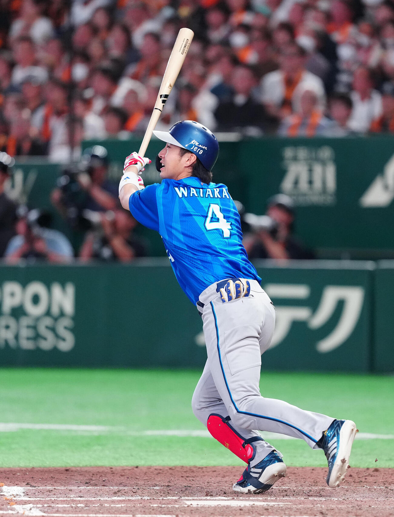 巨人対DeNA 9回表DeNA1死、ソロ本塁打を放つ度会隆輝（撮影・鈴木みどり）