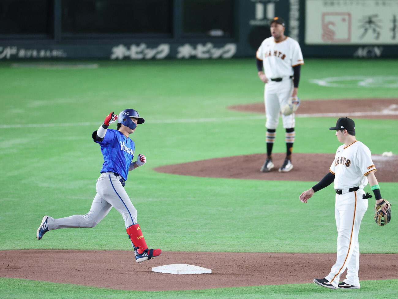 巨人対DeNA 9回表DeNA1死、本塁打を放ちガッツポーズする度会隆輝（撮影・宮地輝）
