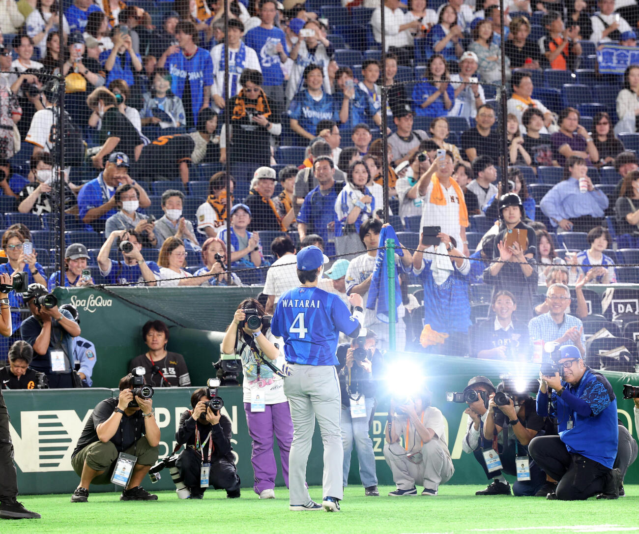 巨人対DeNA　ヒーローインタビュー後、カメラマンのフラッシュを浴びてポーズをとるDeNA度会隆輝（撮影・浅見桂子）