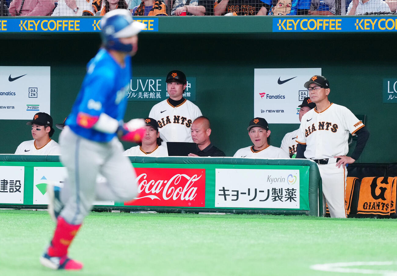 巨人対DeNA 9回表DeNA1死、度会隆輝にソロ本塁打を浴びぼうぜんとする巨人ベンチ。右後方は橋上秀樹監督代行（撮影・鈴木みどり）
