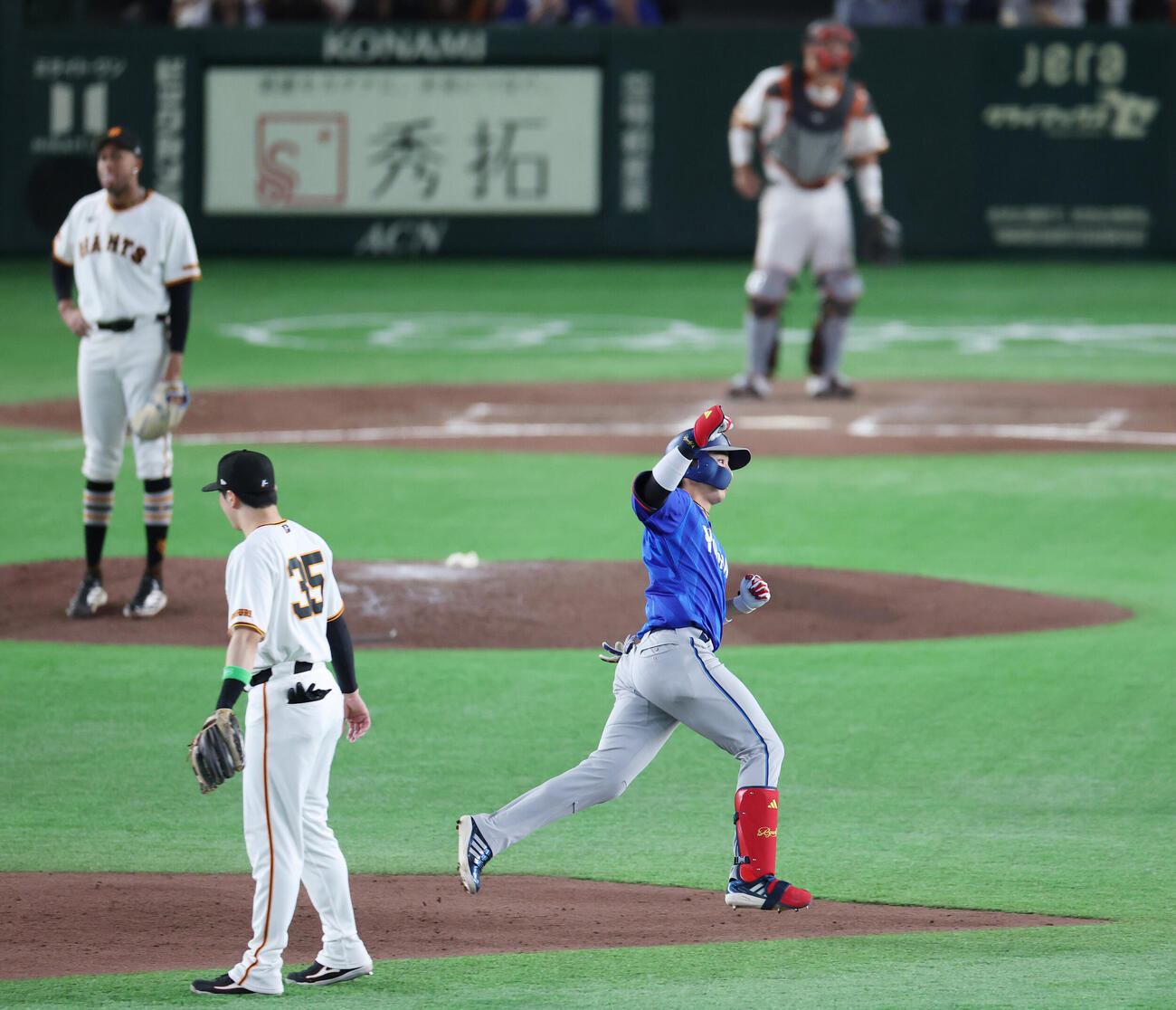 巨人対DeNA 9回表DeNA1死、本塁打を放ちガッツポーズする度会隆輝（撮影・宮地輝）