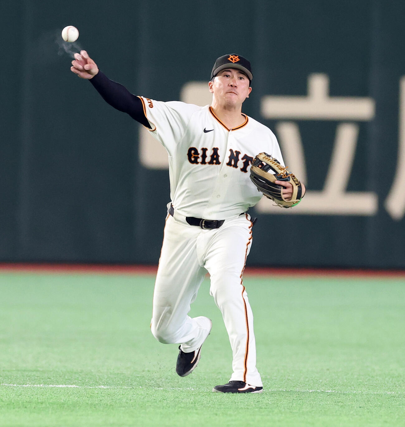 巨人対DeNA 7回表DeNA1死、エンカーナシオンの打球を好守で遊ゴロにする泉口友汰（撮影・浅見桂子）