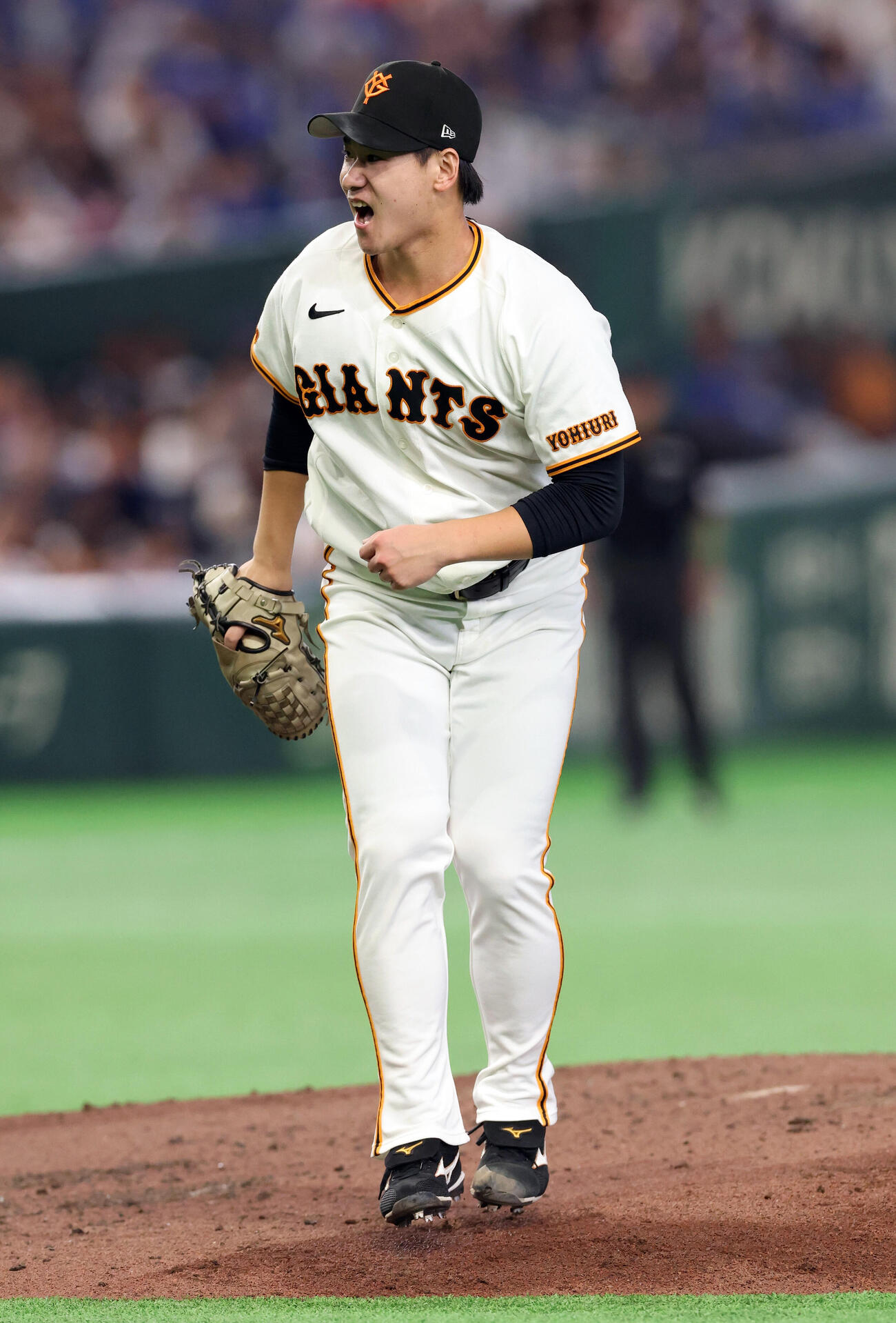 巨人対DeNA 6回表DeNA2死、牧秀悟を三振に仕留め雄たけびを上げる井上温大（撮影・浅見桂子）