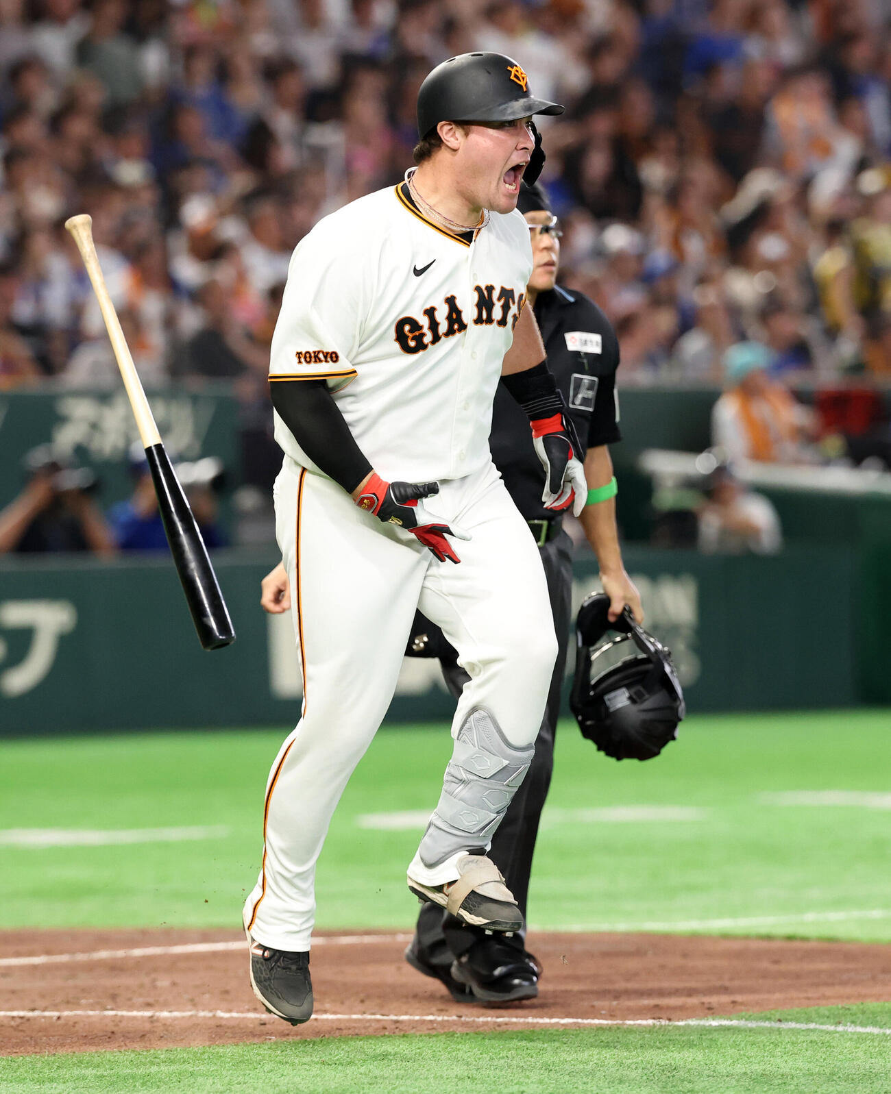巨人対DeNA 5回裏巨人無死、砂川リチャードは本塁打を放ったかと思い雄たけびを上げて喜ぶも、最終的にファウルに（撮影・浅見桂子）