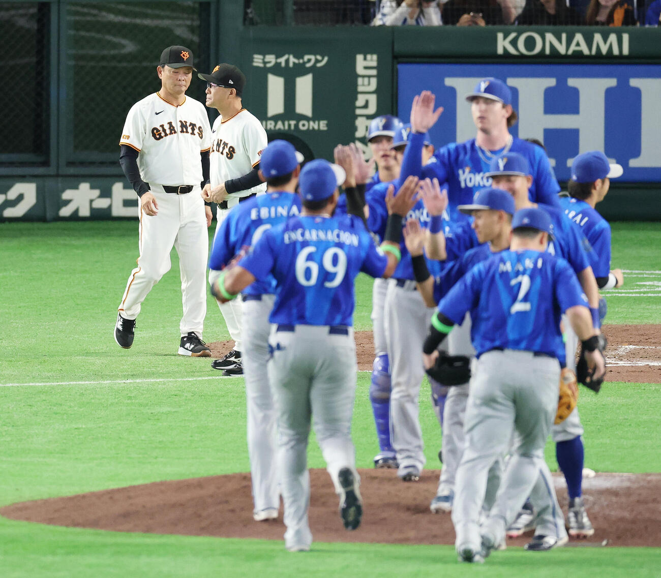 巨人対DeNA　初戦を落とし厳しい表情の巨人橋上秀樹監督代行（左）（撮影・宮地輝）