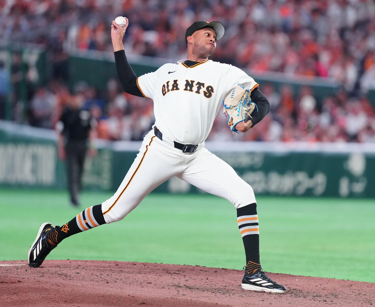 巨人対DeNA 9回表から2番手で登板した巨人ライデル・マルティネス（撮影・鈴木みどり）