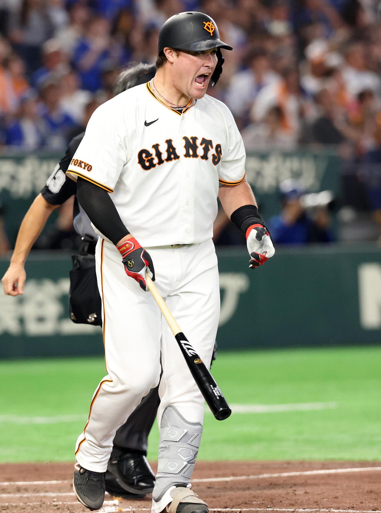 巨人対DeNA 5回裏巨人無死、砂川リチャードは本塁打を放ったかと思い雄たけびを上げて喜ぶも、最終的にファウルに（撮影・浅見桂子）