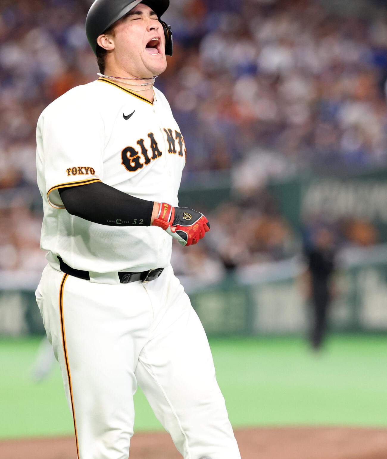 巨人対DeNA 5回裏巨人無死、砂川リチャードは本塁打を放ったかと思い一旦は喜ぶが最終的にファウルとなり悔しがる（撮影・浅見桂子）