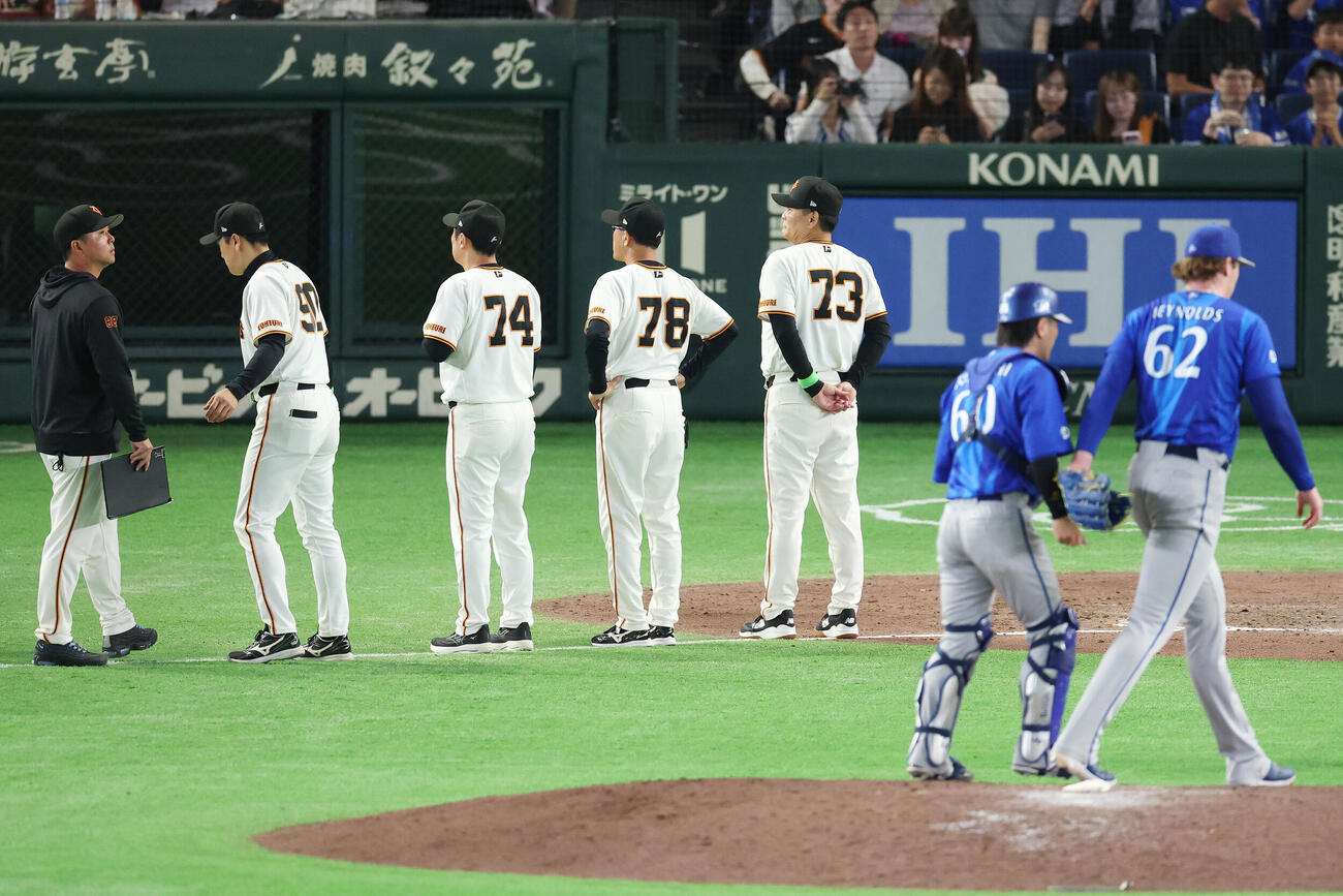 巨人対DeNA　初戦を落とし整列する巨人橋上秀樹監督代行（右から3人目）（撮影・宮地輝）