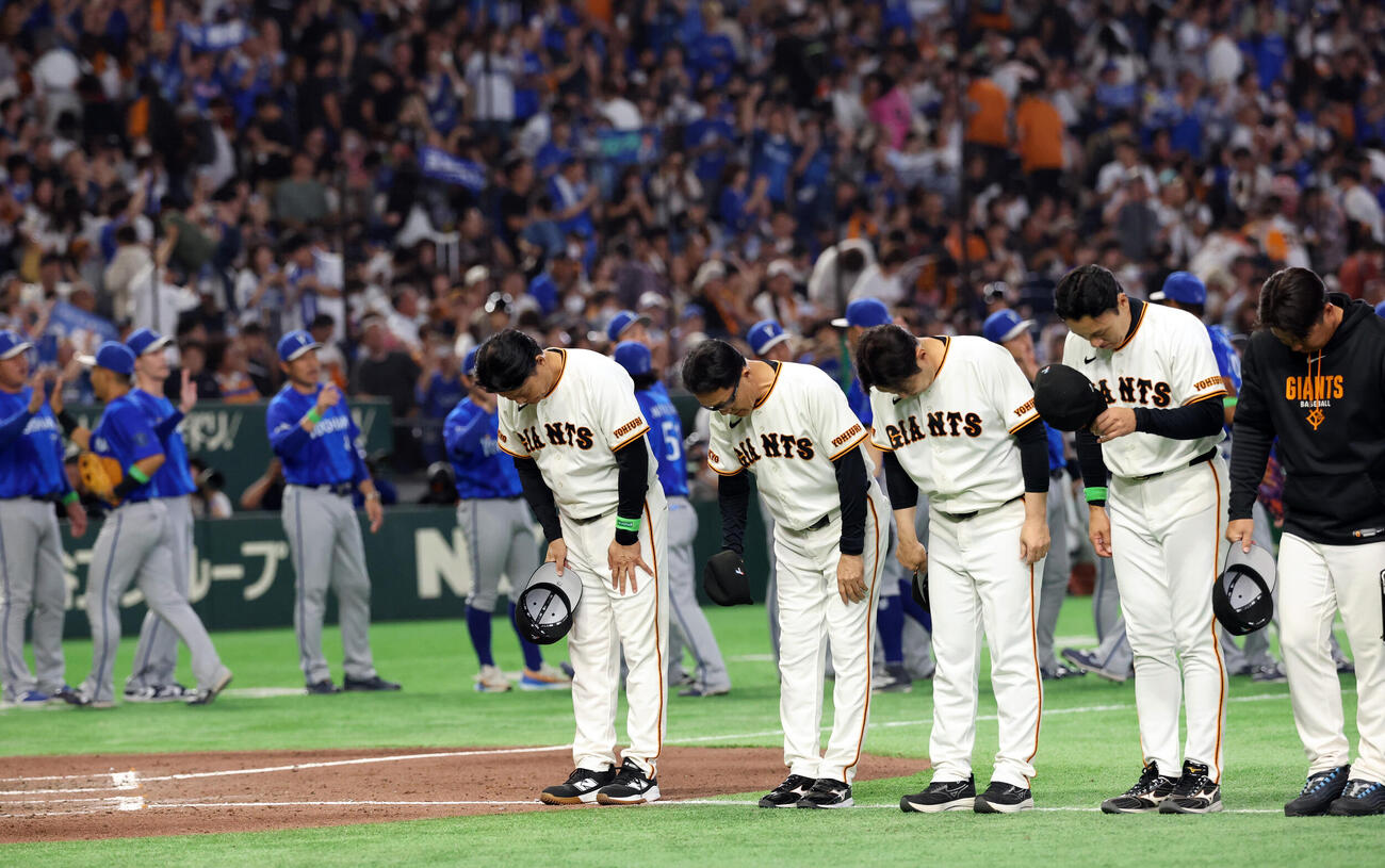 巨人対DeNA　初戦を落とし、スタンドに一礼する巨人橋上秀樹監督代行（中央）ら（撮影・浅見桂子）