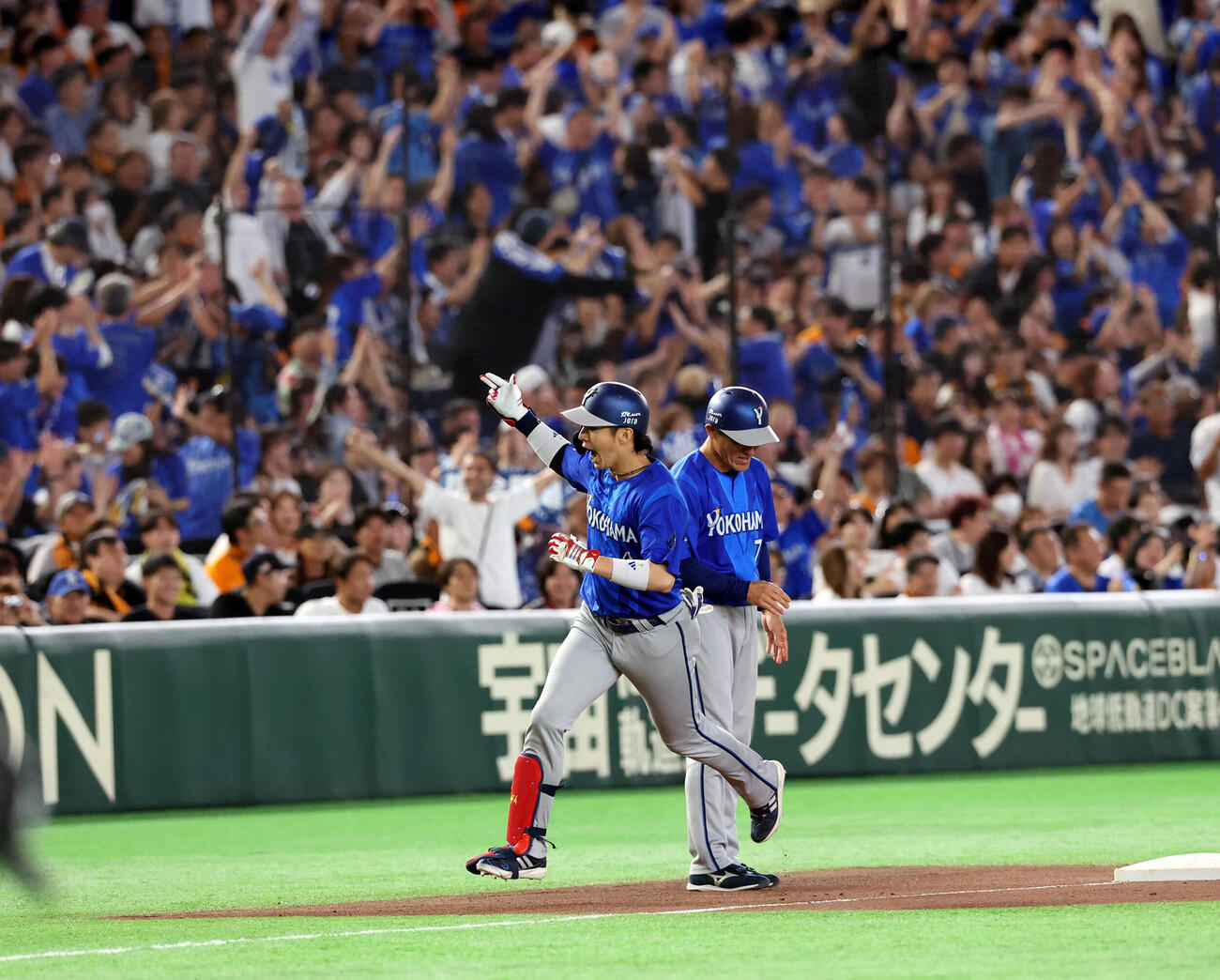 巨人対DeNA 9回表DeNA1死、勝ち越し本塁打を放った度会隆輝は雄たけびを上げて三塁を回る（撮影・浅見桂子）