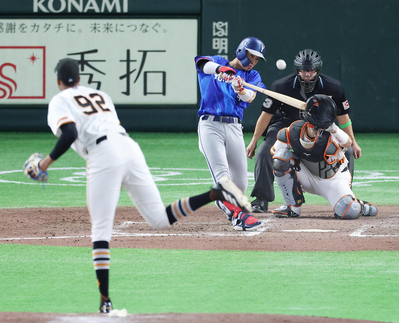 巨人対DeNA 9回表DeNA1死、右越えに勝ち越し本塁打を放つ度会隆輝。投手ライデル・マルティネス（撮影・宮地輝）