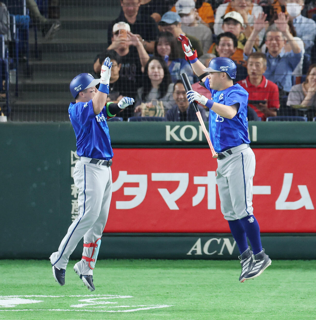 巨人対DeNA 1回表DeNA1死、本塁打を放ち筒香嘉智（右）と喜ぶ牧秀悟（撮影・宮地輝）