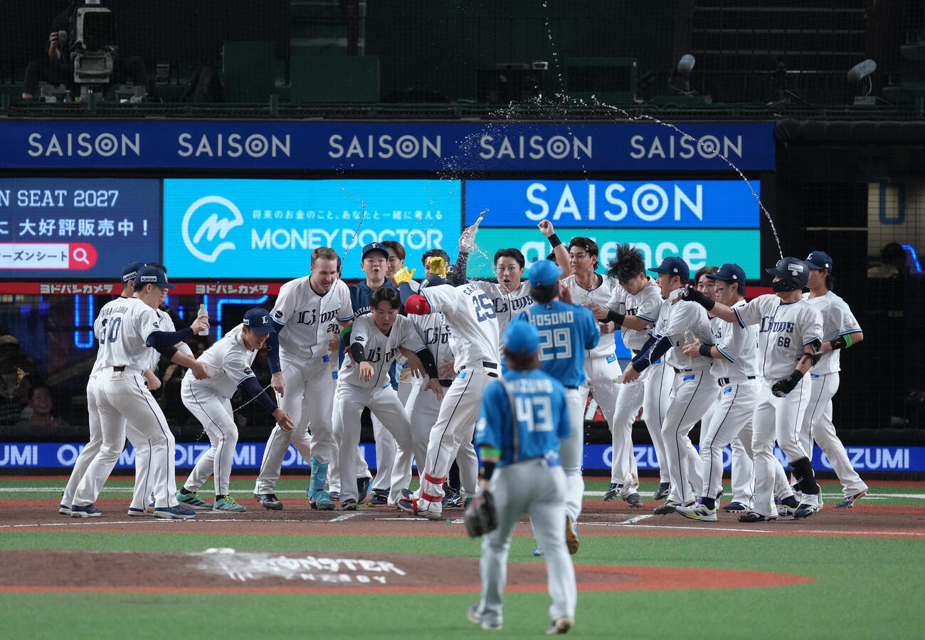 西武対日本ハム　10回裏西武1死、アレクサンダー・カナリオ（中央）はサヨナラ本塁打を放ち祝福される（撮影・足立雅史）