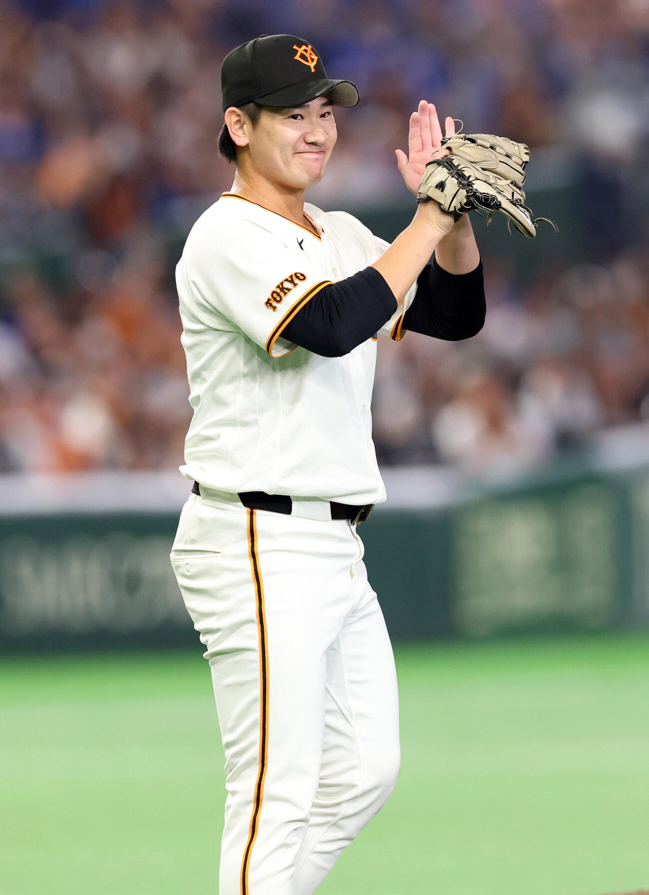 巨人対DeNA 7回表DeNA1死、エンカーナシオンを味方好守で遊ゴロに仕留め、笑顔で拍手する井上温大（撮影・浅見桂子）