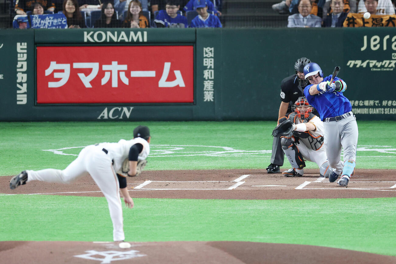 巨人対DeNA 1回表DeNA1死、本塁打を放つ牧秀悟。投手井上温大（撮影・宮地輝）