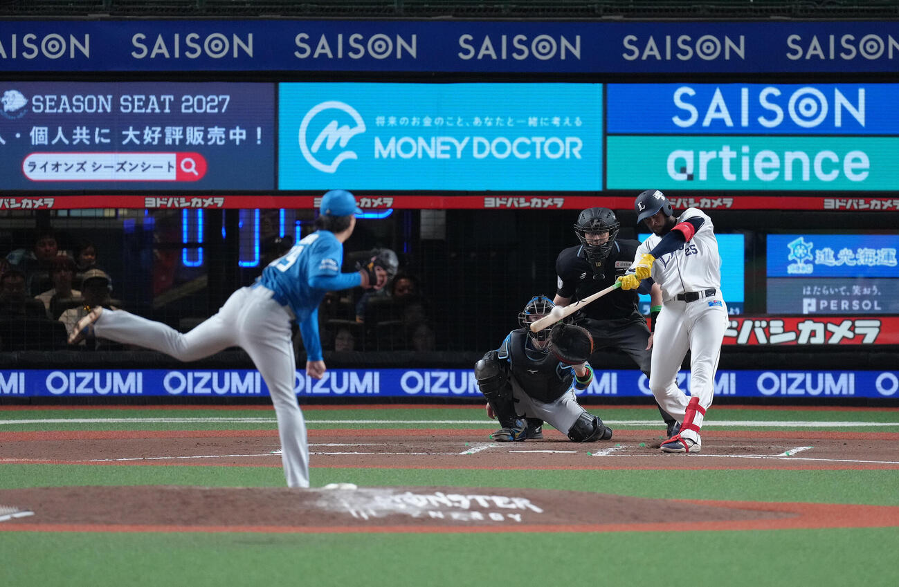 西武対日本ハム　10回裏西武1死、アレクサンダー・カナリオは左越えにサヨナラ本塁打を放つ。投手細野晴希（撮影・足立雅史）