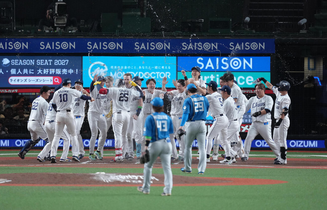 西武対日本ハム　10回裏西武1死、サヨナラ本塁打を放ち生還したアレクサンダー・カナリオ＜25＞はナインの祝福を受ける（撮影・足立雅史）