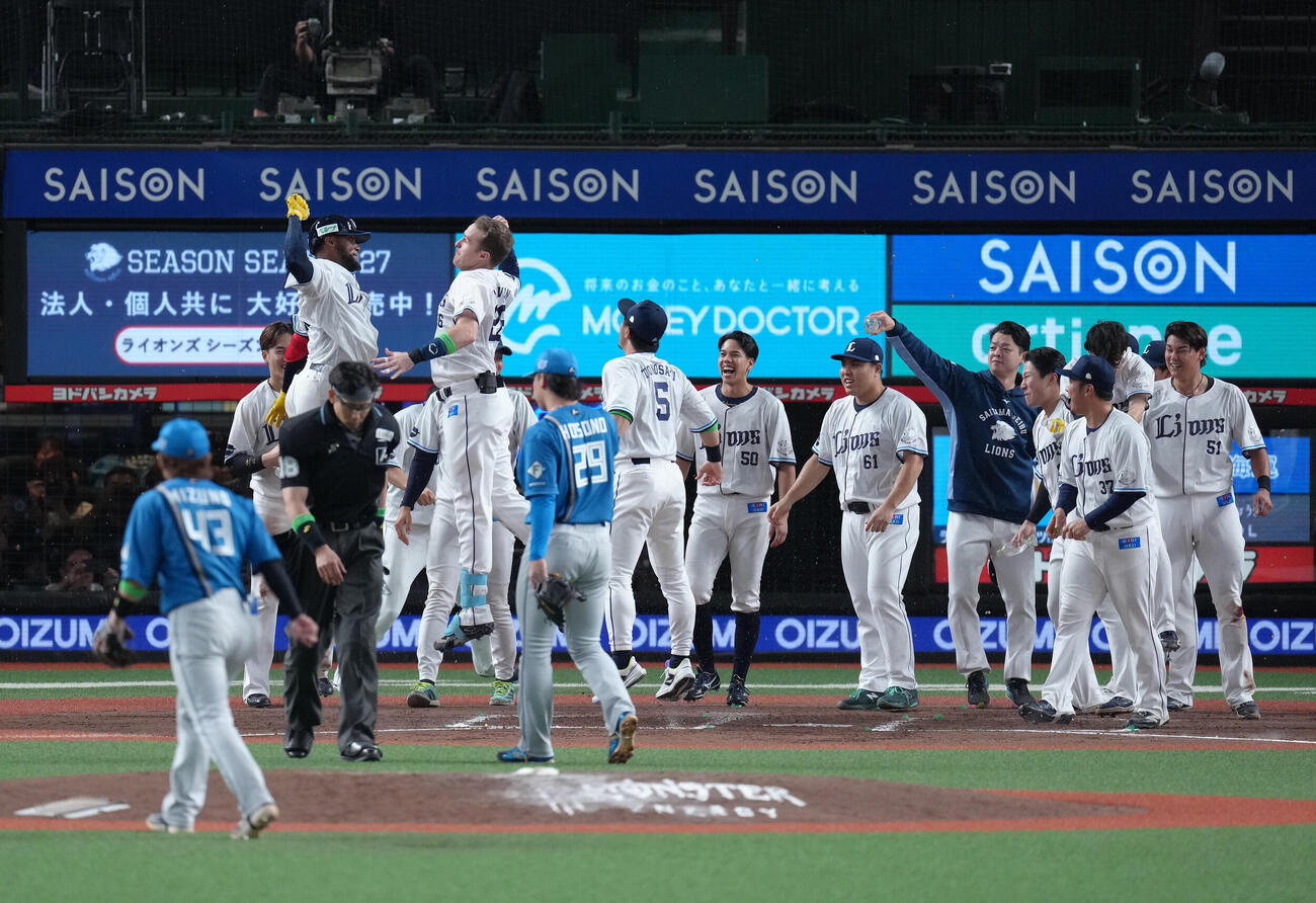 西武対日本ハム　10回裏西武1死、アレクサンダー・カナリオ（左端）はサヨナラ本塁打を放ちタイラー・ネビンとジャンプタッチで喜ぶ（撮影・足立雅史）