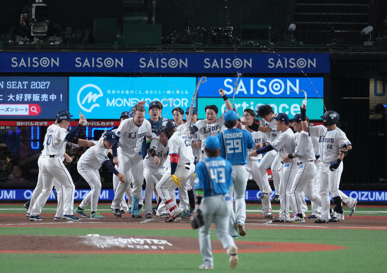 西武対日本ハム　10回裏西武1死、アレクサンダー・カナリオ（中央・背番号25）はサヨナラ本塁打を放ち祝福される（撮影・足立雅史）
