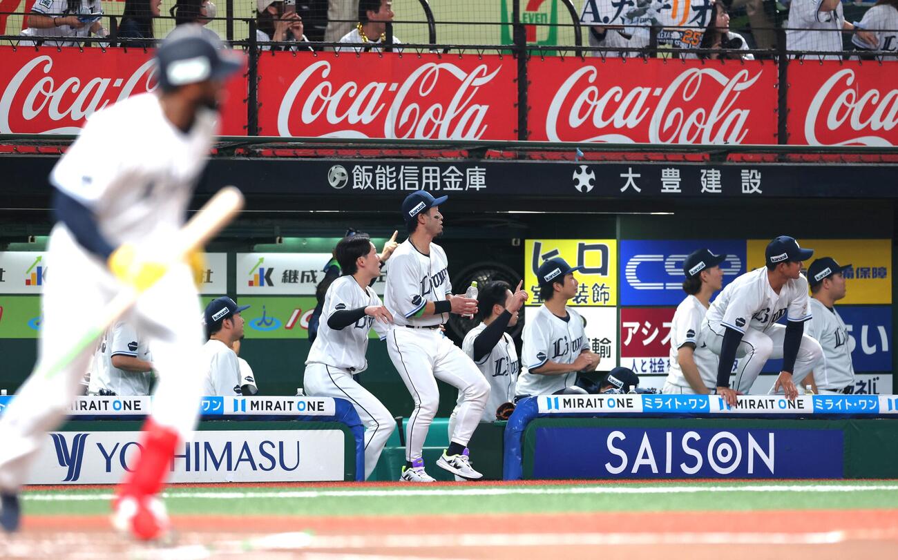 西武対日本ハム　10回裏西武1死、カナリオのサヨナラ本塁打の打球を追う西武ナイン（撮影・黒川智章）