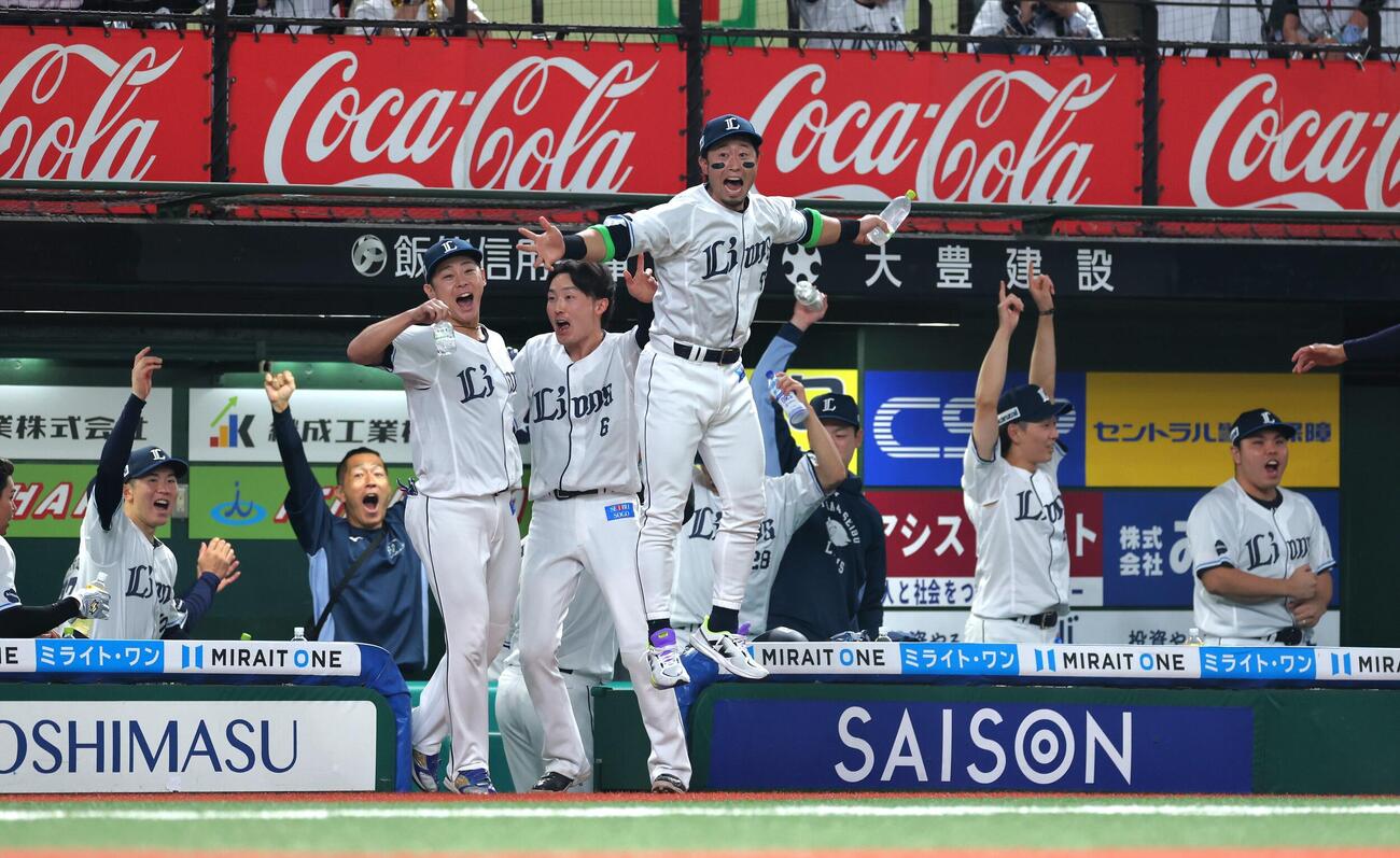 西武対日本ハム　10回裏西武1死、カナリオのサヨナラ本塁打に喜ぶ西武ナイン（撮影・黒川智章）