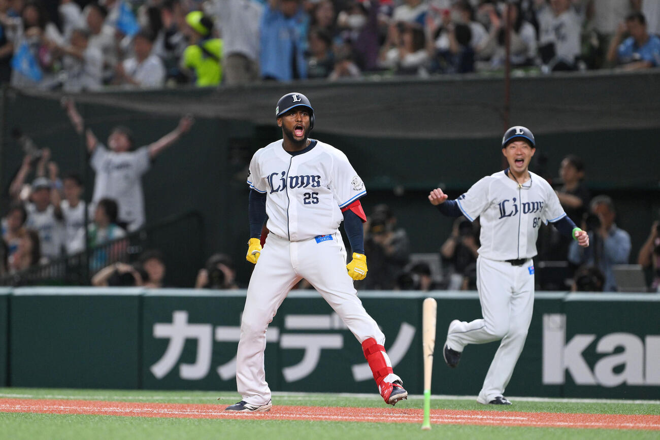 西武対日本ハム　10回裏西武1死、アレクサンダー・カナリオはサヨナラ本塁打を放ちバットを投げて喜ぶ（撮影・滝沢徹郎）