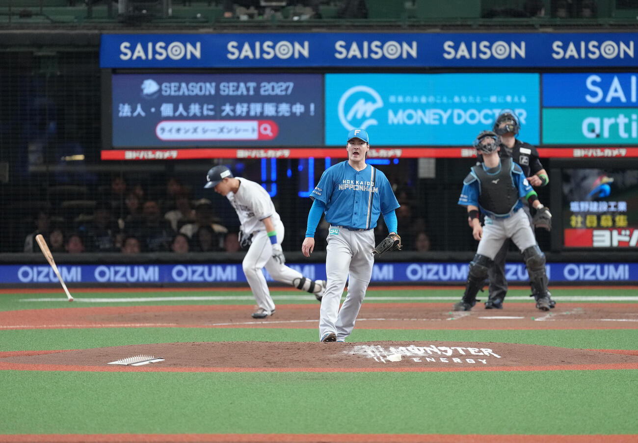 西武対日本ハム　3回裏西武1死二塁、平沢大河を遊飛に仕留めた有原航平（撮影・足立雅史）