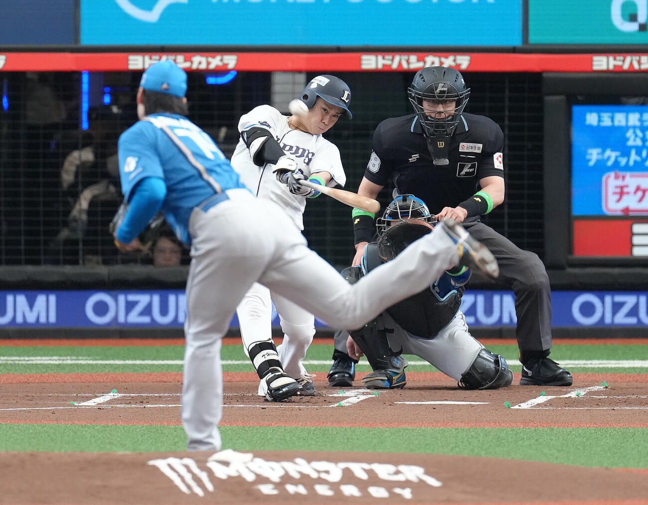 西武対日本ハム　1回裏西武1死、平沢大河は先制本塁打を放つ。投手有原航平（撮影・足立雅史）