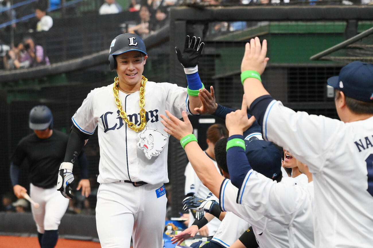 西武対日本ハム　1回裏西武1死、平沢大河（左）は先制ソロ本塁打を放ちチームメートとタッチをかわす（撮影・滝沢徹郎）