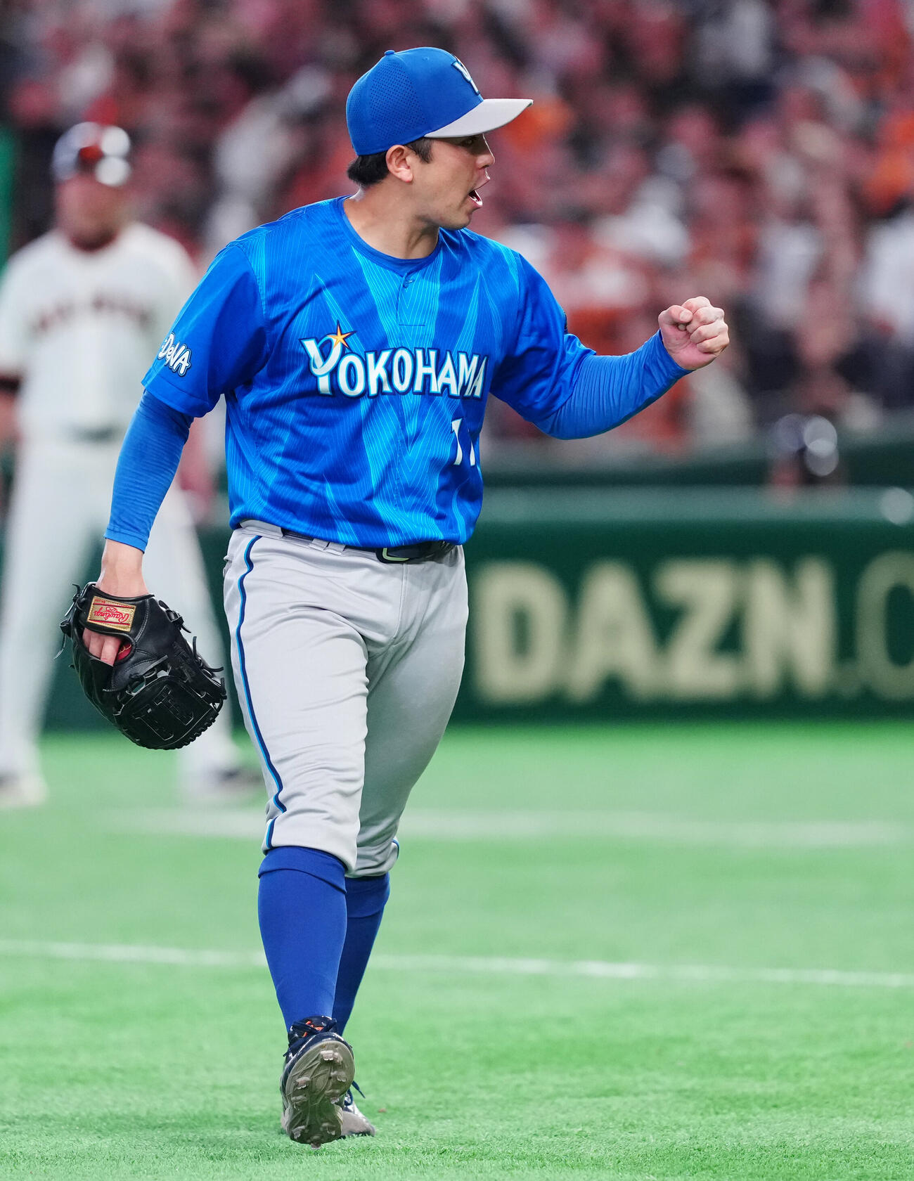巨人対DeNA 6回裏巨人2死二塁、ボビー・ダルベックを中飛に仕留めガッツポーズする東克樹（撮影・鈴木みどり）