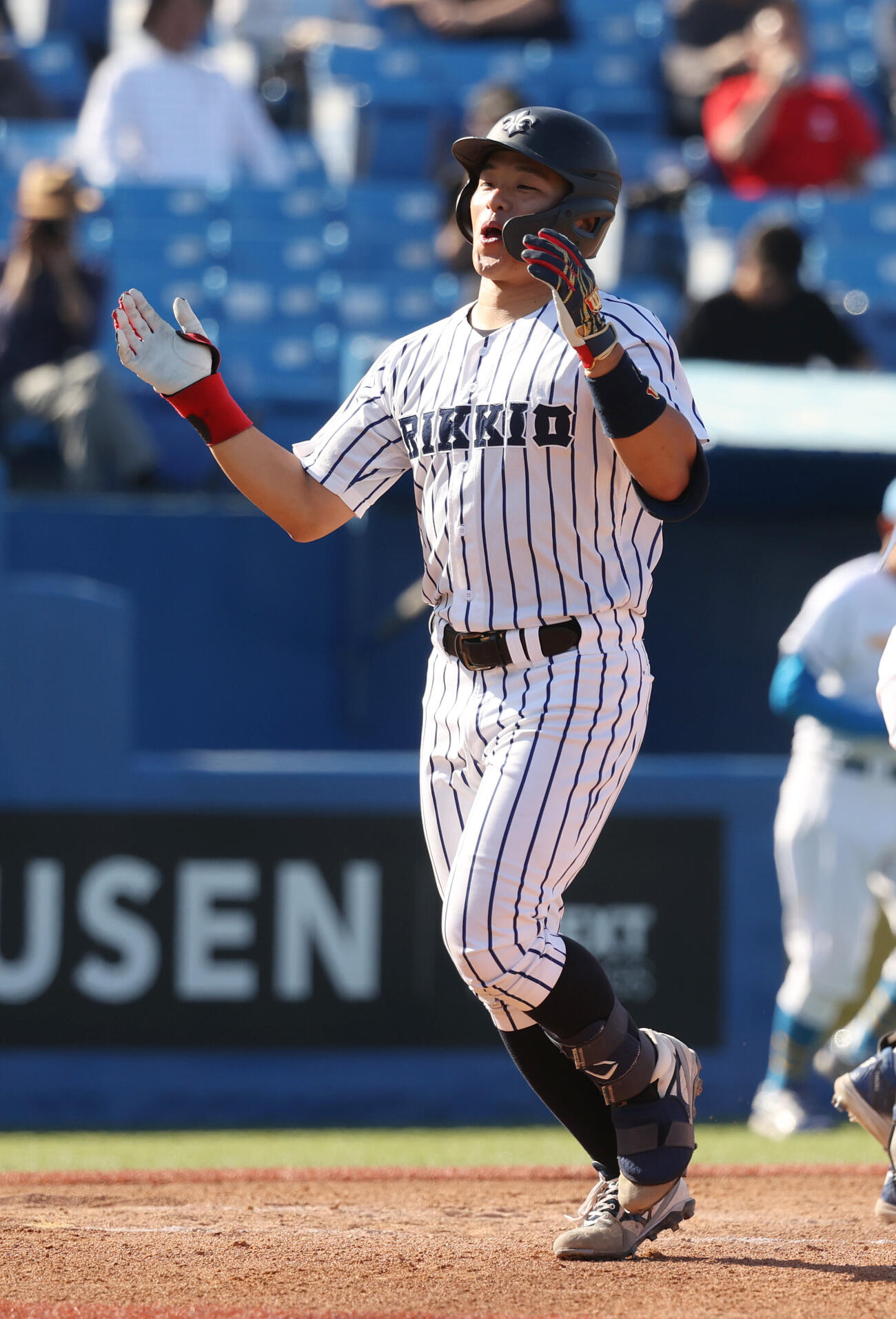 東大対立大　1回裏立大2死満塁、落合智哉は満塁本塁打を放ち生還する（撮影・柴田隆二）