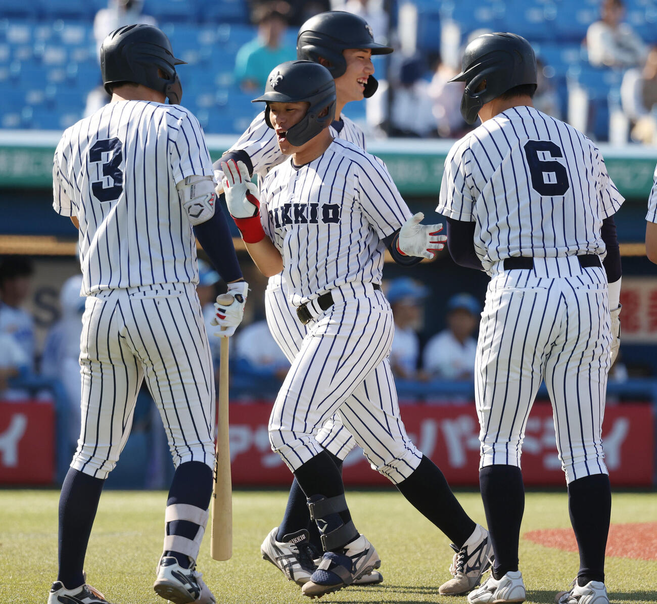 東大対立大　1回裏立大2死満塁、落合智哉（左から2人目）は満塁本塁打を放ちナインの出迎えを受ける（撮影・柴田隆二）
