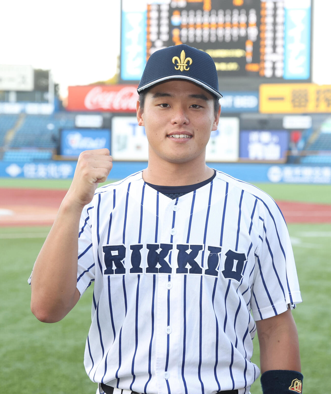 東大対立大　満塁本塁打の立大・落合智哉はガッツポーズする（撮影・柴田隆二）