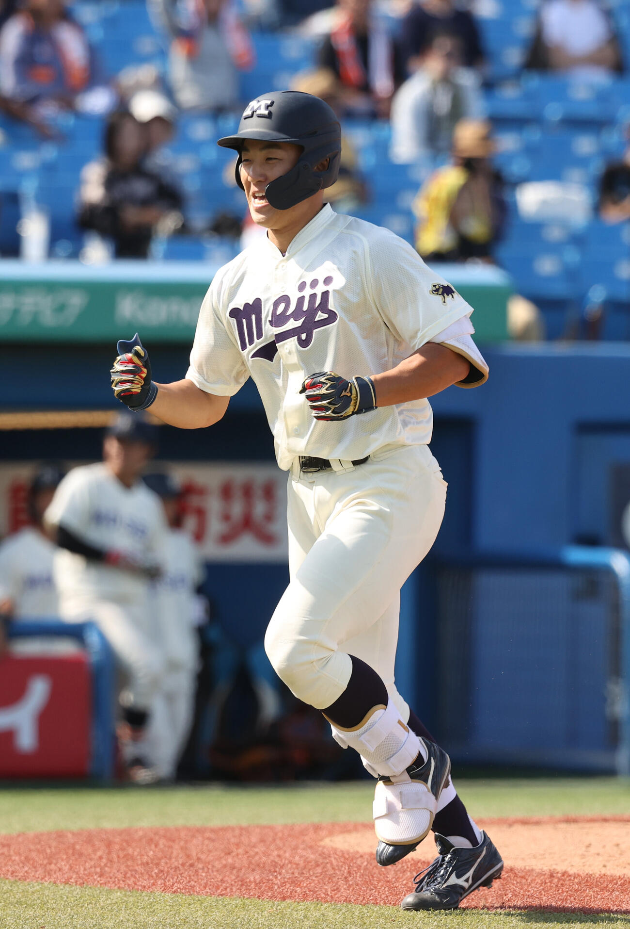 法大対明大　7回裏明大1死一、三塁、若狭遼之助は本塁打を放ちガッツポーズする（撮影・柴田隆二）