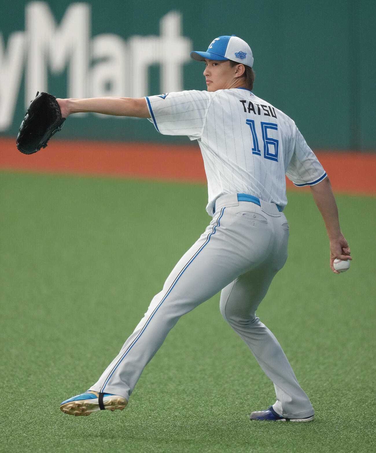 西武対日本ハム　キャッチボールで調整する日本ハム達孝太（撮影・足立雅史）