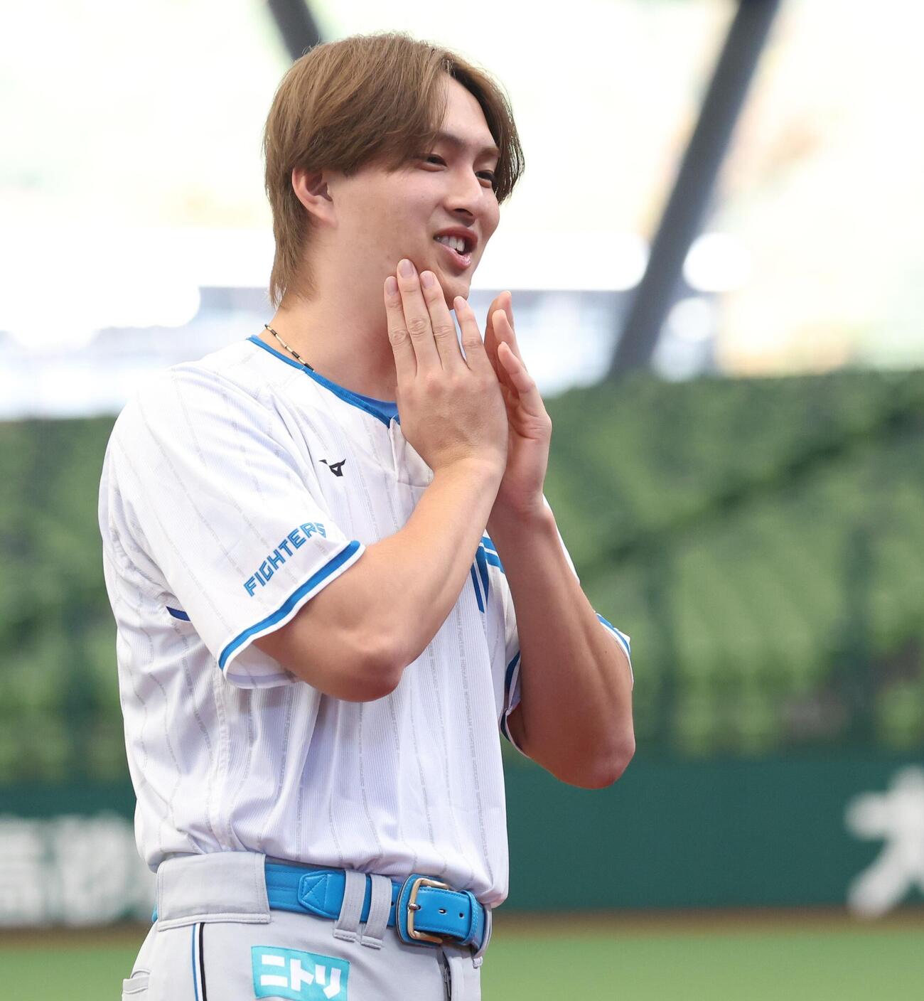 西武対日本ハム　笑顔の日本ハム達孝太（撮影・黒川智章）