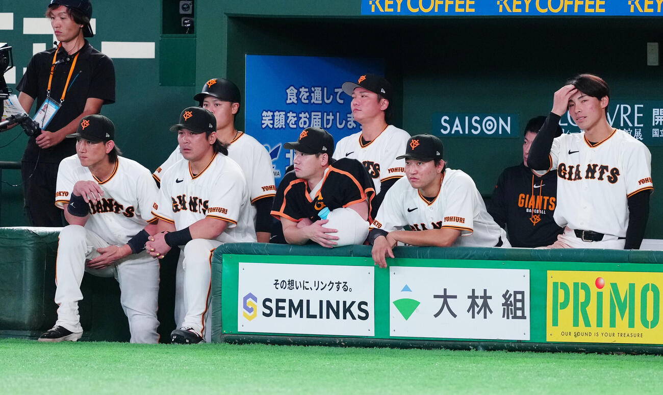 巨人対DeNA DeNAに敗れ方を落とす巨人井上温大（前列中央）（撮影・鈴木みどり）