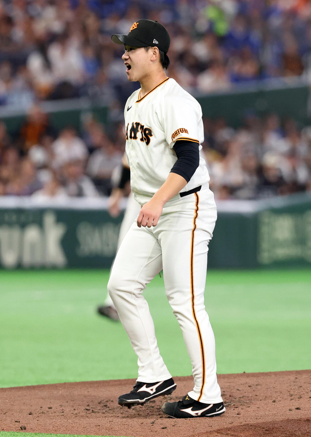 巨人対DeNA 4回表DeNA無死、牧秀悟を三振に仕留め雄たけびを上げる井上温大（撮影・浅見桂子）