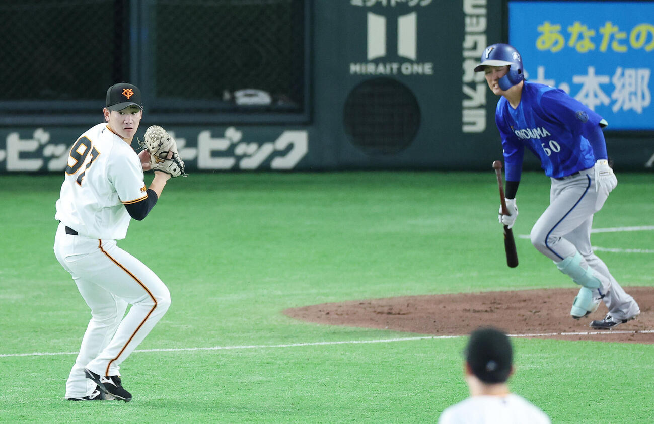 巨人対DeNA 5回表DeNA無死一塁、古市尊の送りバントを阻止する井上温大（撮影・宮地輝）