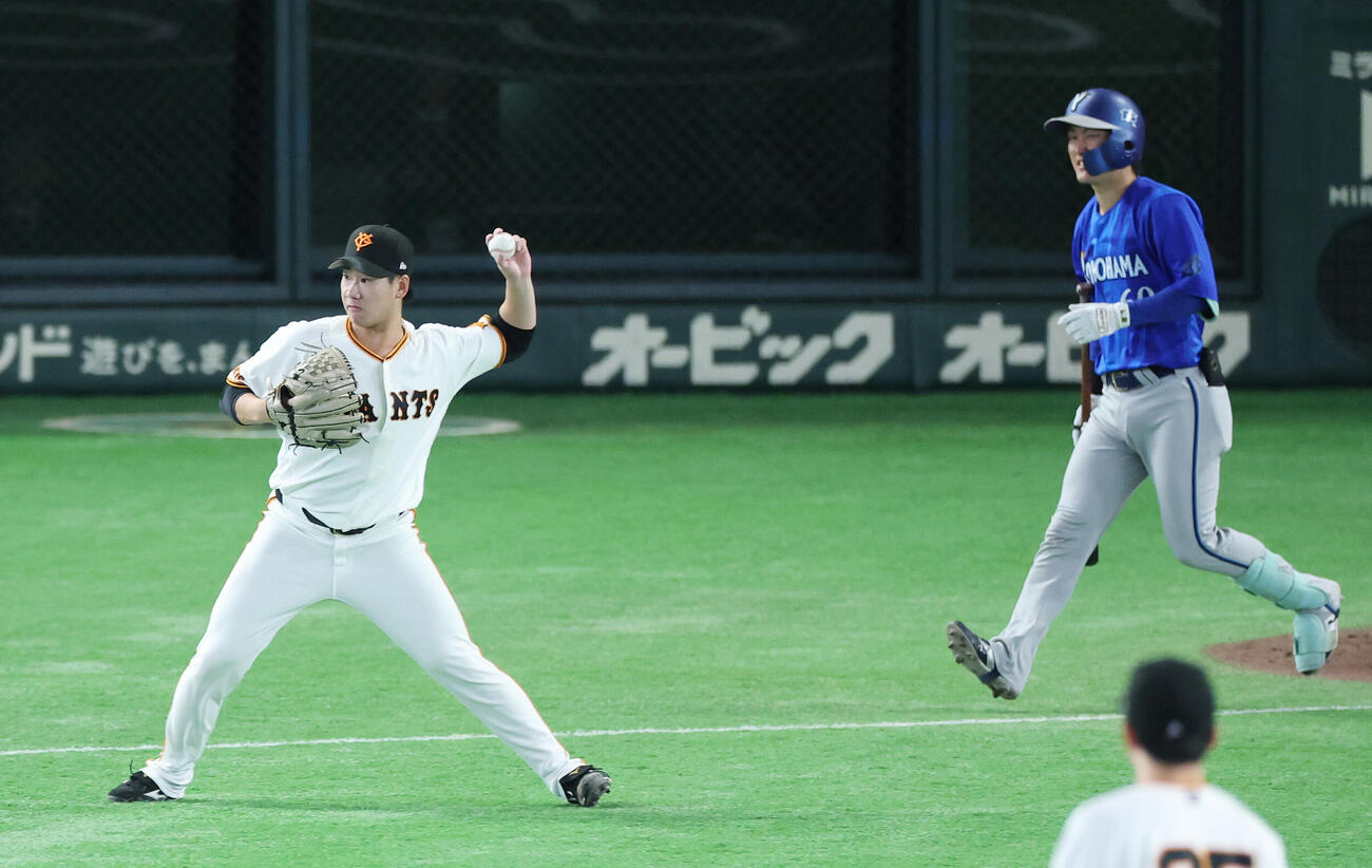 巨人対DeNA 5回表DeNA無死一塁、古市尊の送りバントを阻止する井上温大（撮影・宮地輝）