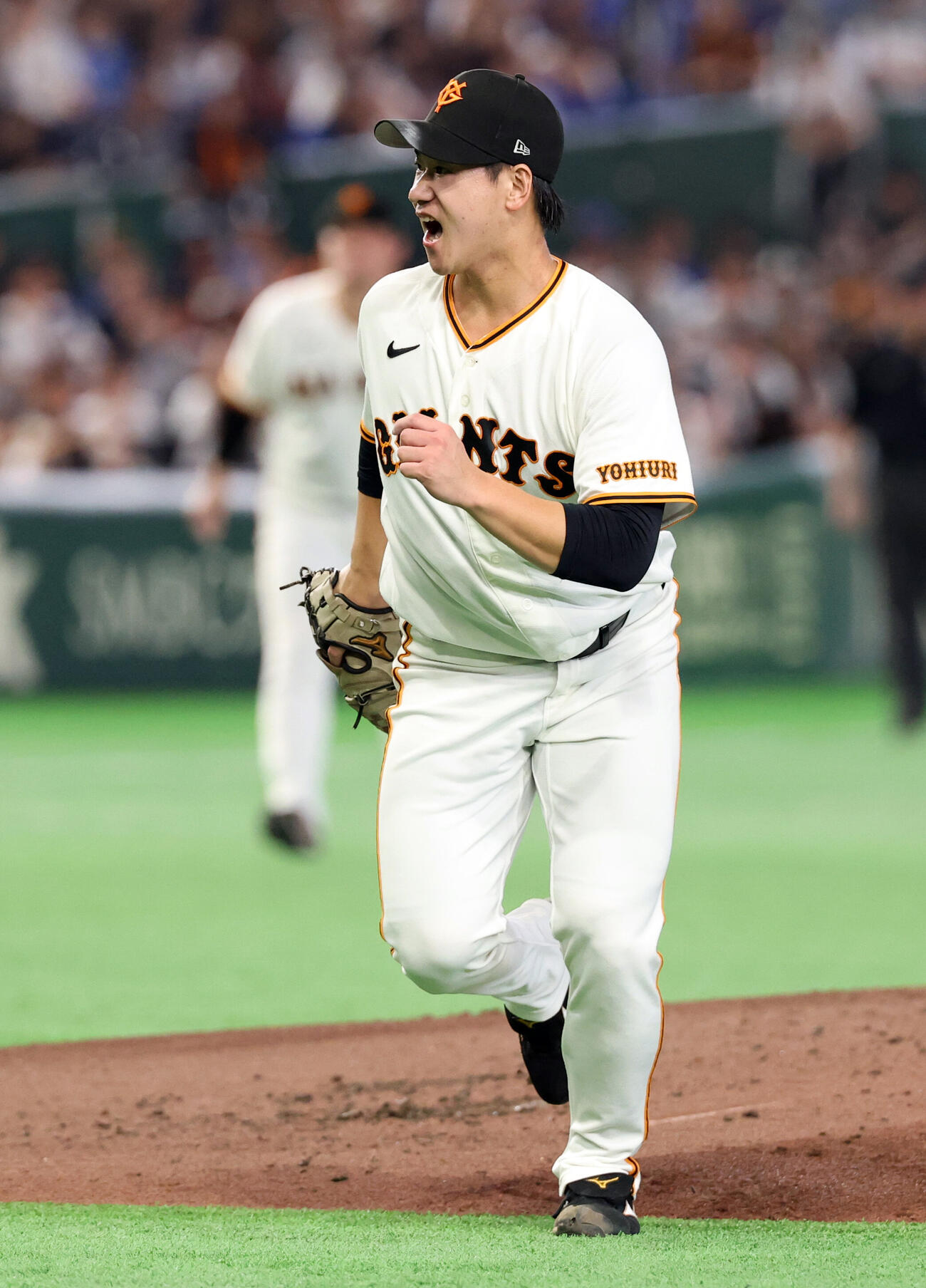 巨人対DeNA 4回表DeNA2死、打者エンカーナシオンを三振に仕留め雄たけびを上げる井上温大（撮影・浅見桂子）