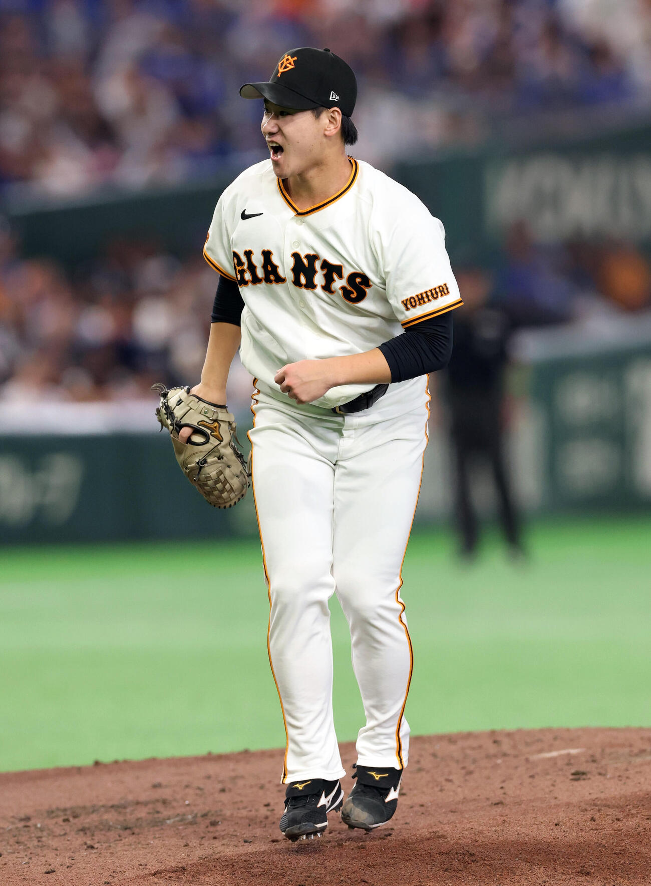 巨人対DeNA 6回表DeNA2死、牧秀悟を三振に仕留め雄たけびを上げる井上温大（撮影・浅見桂子）
