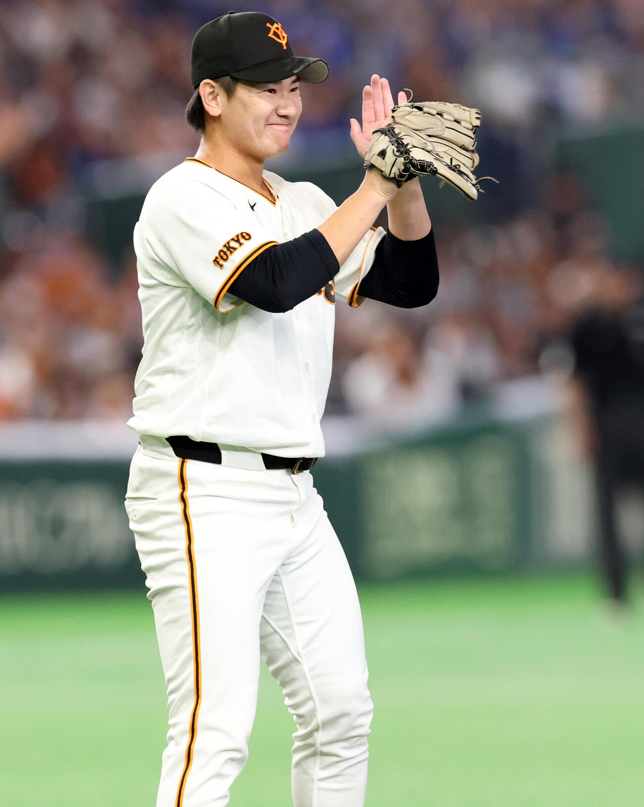 巨人対DeNA 7回表DeNA1死、エンカーナシオンを味方好守で遊ゴロに仕留め、笑顔で拍手する井上温大（撮影・浅見桂子）