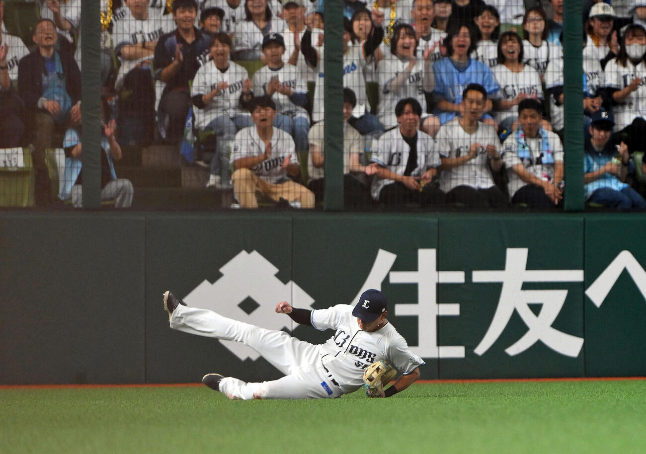 西武対日本ハム　7回表日本ハム1死、フランミル・レイエスの中飛を好捕する西川愛也（撮影・滝沢徹郎）