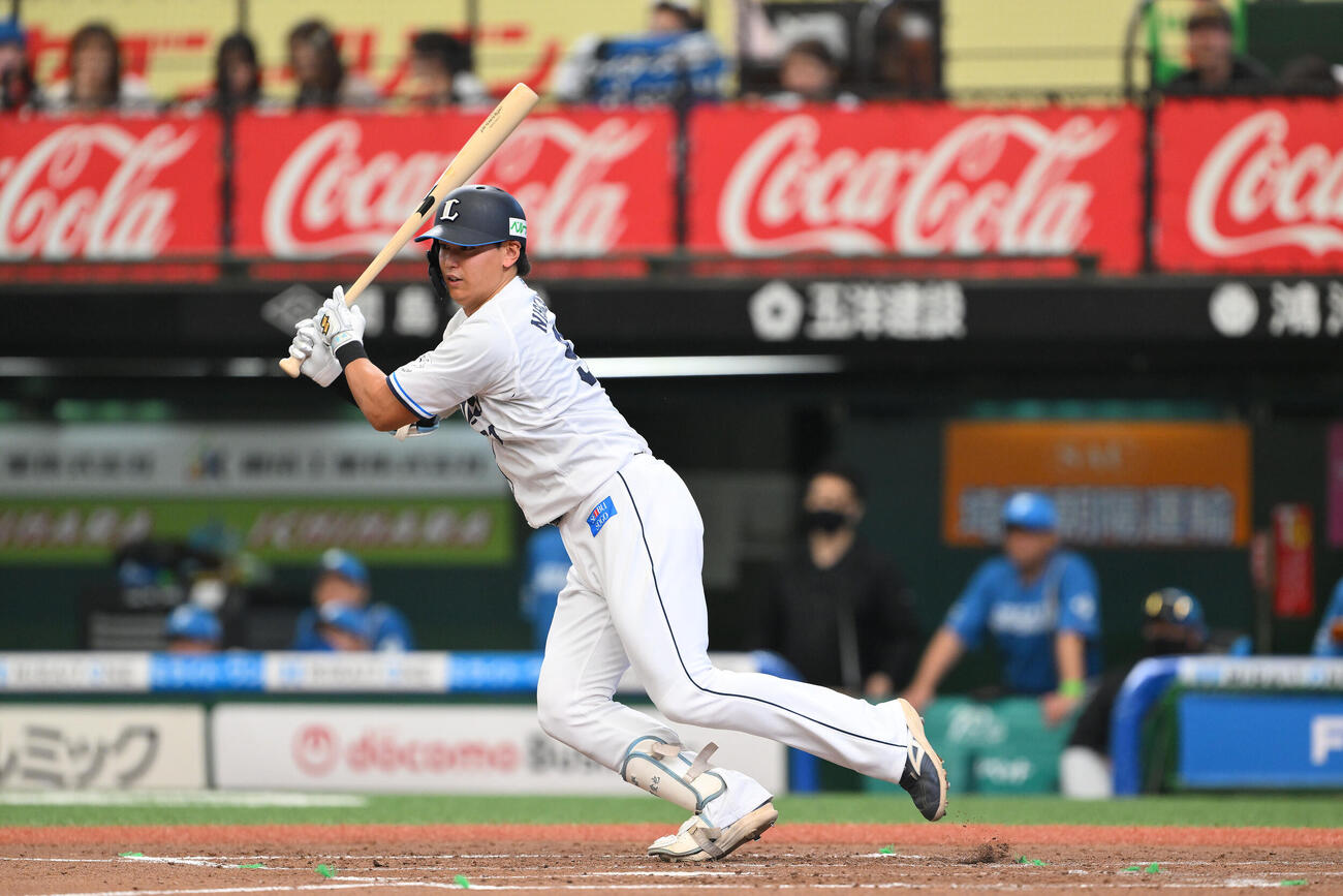 西武対日本ハム　3回裏西武無死、西川愛也は左前打を放つ（撮影・滝沢徹郎）