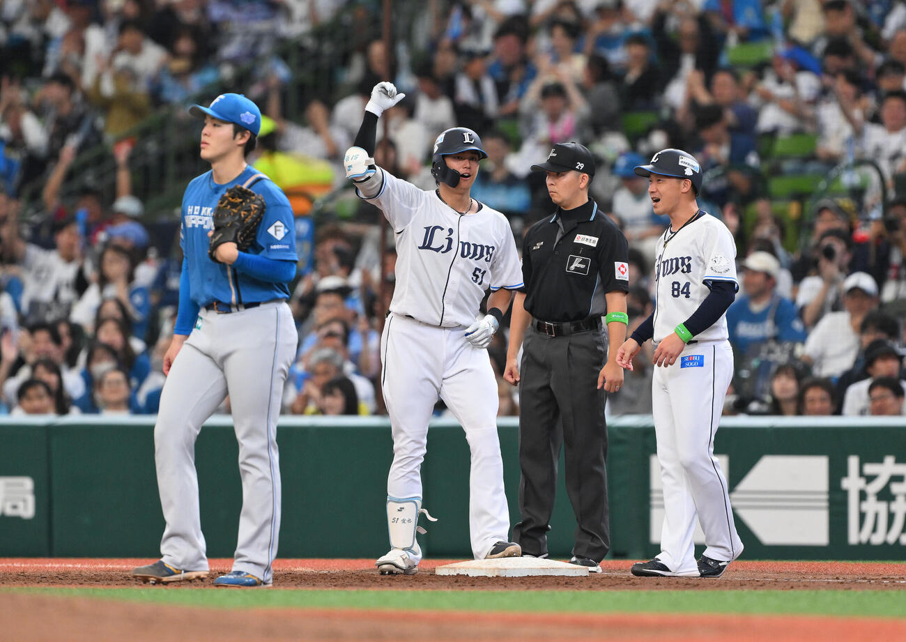 西武対日本ハム　5回裏西武1死二塁、西川愛也は適時打を放ちガッツポーズする（撮影・滝沢徹郎）